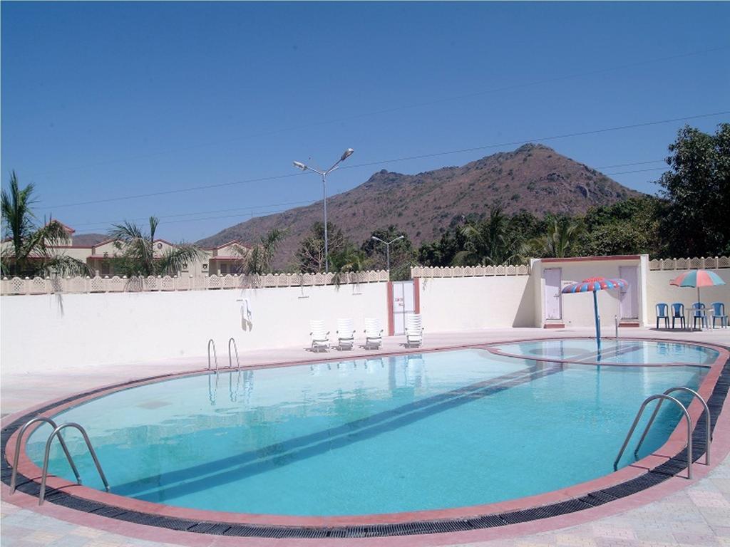Leo Resorts Junagadh Exterior foto